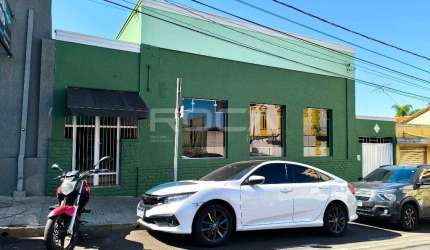 Salão comercial no CENTRO de São Carlos - Espaço amplo com 5 salas e garagens cobertas
