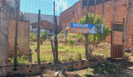 Venda de Terreno / Padrão na cidade de São Carlos