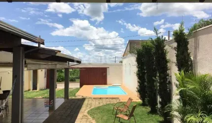 Casa padrão à venda em Jardim Embaré, São Carlos - 2 dormitórios, suíte e 4 garagens