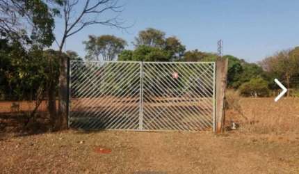 Chácara aconchegante à venda em São Carlos - 1 dormitório e amplo terreno