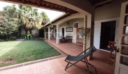 Ampla casa na rua com 3 lotes