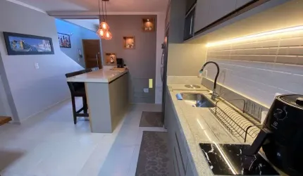 SOBRADO GEMINADO COM 160M², 2 SUÍTES NO BAIRRO GRAVATÁ NAVEGANTES.