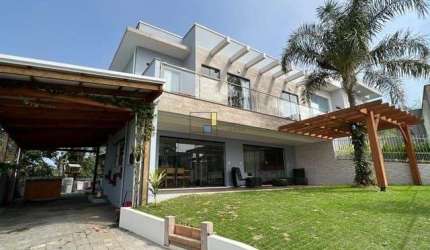 CASA ALTO PADRÃO COM VISTA PERMANENTE DO MAR, EM PENHA SC.