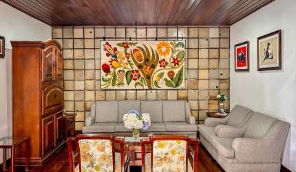 Casa de vila para venda com 4 quartos, sendo 1 suíte, 420m²
