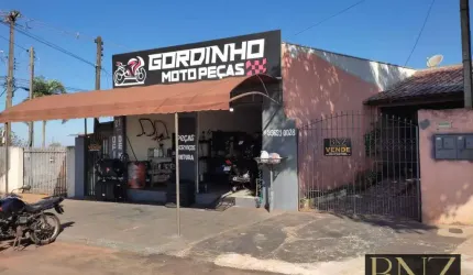 Casa com Salão Comercial na Avenida Rouxinol - Ótima Oportunidade!