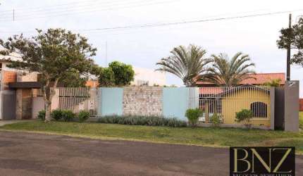Casa de Luxo com Piscina e Casa de Bonecas para Locação!