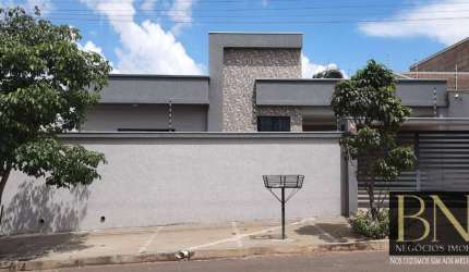 Casa Alto Padrão Semi Mobiliada à Venda no Centro de Arapongas, PR