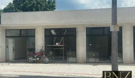 Sala Comercial para Locação – Localização Estratégica em Frente ao Mercado