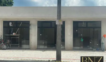 Sala Comercial para Locação – Localização Estratégica em Frente ao Mercado