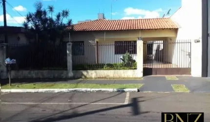 Casa à Venda no Centro - Espaço, Conforto e Localização Privilegiada!