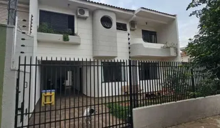 OPORTUNIDADE DE INVESTIR EM UM DOS BAIRROS MAIS NOBRES DE MARINGÁ - SOBRADO NA ZONA 05 EM FRENTE AO BOSQUE DAS GREVÍLEAS!