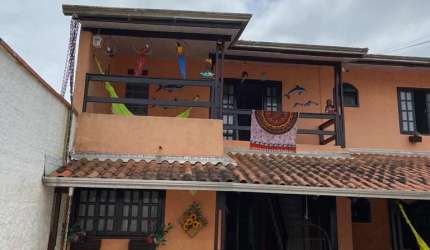 Vende se excelente sobrado com piscina e terreno amplo