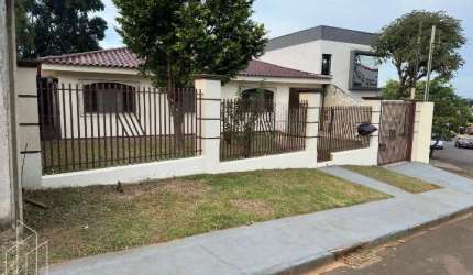 Casa com amplo terreno e edícula - Uvaranas