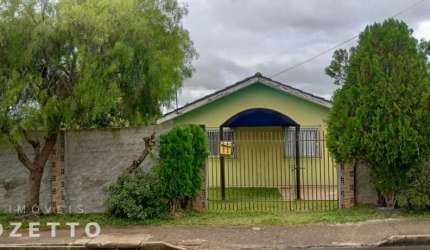 Casa de esquina com ampla sobra de terreno- Los Angeles