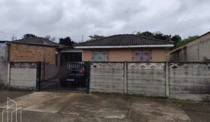 Casa individual e com amplo terreno.
