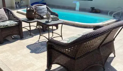 EXCELENTE CASA COM PISCINA EM CONDOMÍNIO