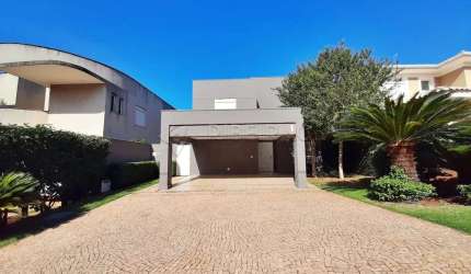 Sobrado em condomínio bairro Saint Gerard com 03 suites, escritório, piscina, churrasqueira.