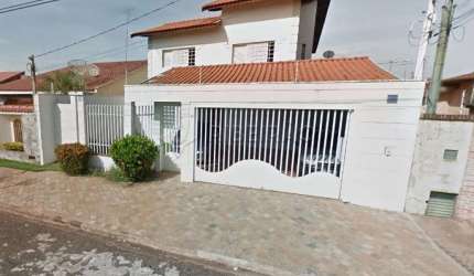 Sobrado no Bairro Ribeirânia, 03 dormitórios com armários planejados sendo 01 suite, piscina, churrasqueira e 04 vagas de garagem.