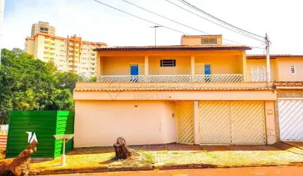 Sobrado no Bairro Nova Ribeirânia, 04 dormitórios com armários planejados sendo 03 suítes, piscina, churrasqueira e 02 vagas de garagem.
