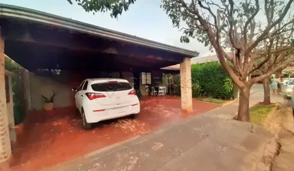 Casa térrea em condomínio no Bairro Jd. Manoel Penna com  03 dormitórios sendo 01 suite, armários planejados, churrasqueira.