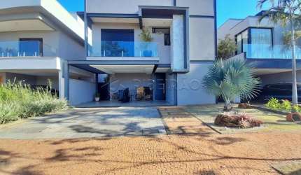 Sobrado em condomínio no Bairro Terras de Florença com 03 suites, armários planejados, hidro,  varanda gourmet, piscina, 04 vagas de garagem.