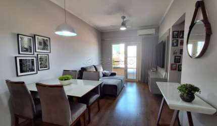 Lindo apartamento com 02 dormitórios sendo 01 suíte rico em armários com 93mts²