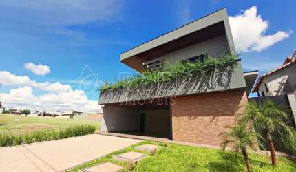 Casa Sobrado com Piscina à venda em Condomínio 3 suítes 4 vagas