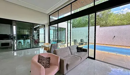 Casa Térrea com Piscina à venda em Condomínio 03 suítes 04 vagas Vila do Golf
