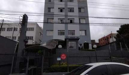 Apartamento todo reformado com 60m quadrados, sala ampla de dois ambientes, cozinha já com armários,