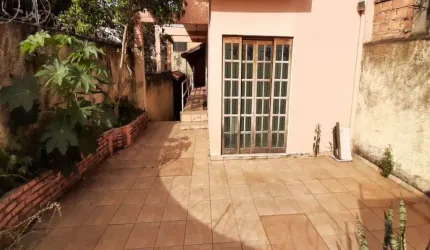 Casa com 3 dorm, 2 banheiros, vaga de garagem.