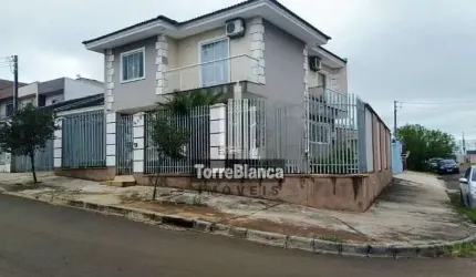 Sobrado com 4 dormitórios e piscina em Uvaranas