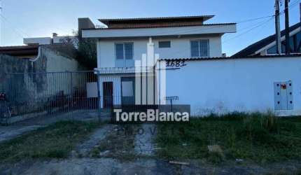 Oportunidade Única: Sobrado Residencial e Comercial no Jardim Carvalho - Espaço Versátil para Morad