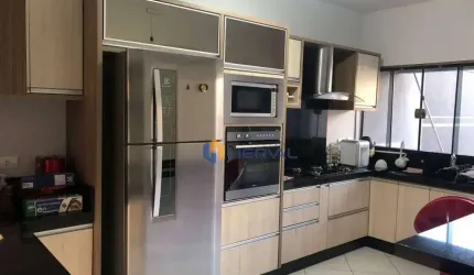 (Aceita troca) Sobrado com 3 quartos à v742000  - Vila Santa Izabel - Maringá/PR