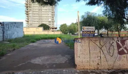 Terreno de esquina para locação, com 371,28m² por R$ 2.500,00 – localizado na Avenida Doutor Gastão Vidigal em Maringá/PR.