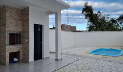 Casa com piscina perto do mar Itapoá SC