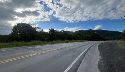 ÁREA FRENTE PARA RODOVIA