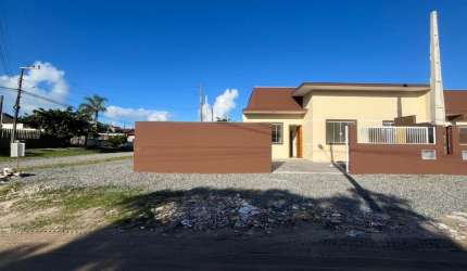 Casa de Esquina com fácil acesso ao Centro de Itapoá/SC