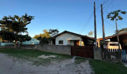 Casa com terreno grande medindo 408 m²