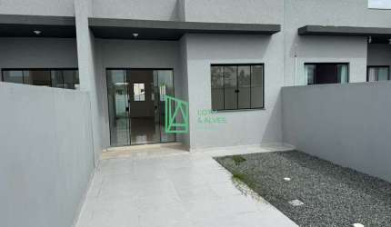 Geminado com 02 dormitórios ,sala e cozinha integrada com amplo living , espaço de terreno