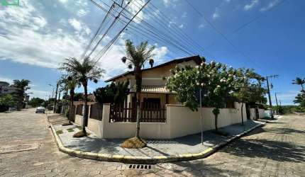 Casa à venda com 03 dormitórios, ampla área de festas, CENTRO, PIÇARRAS - SC