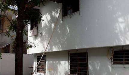 Casa de dois pavimentos, 360m, com 4 quartos, localizada em Campo Grande, Recife - Pernambuco.