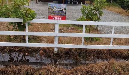 Terreno com 442,50 m2 -  Lote de esquina.  R$160.000,00
