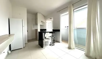 Apartamento semi-mobiliado com 1 quarto e sacada no Rebouças