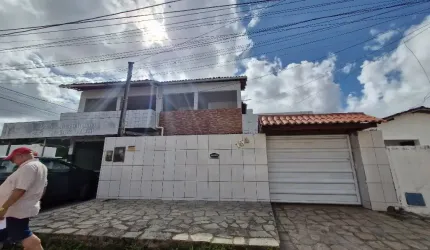 CASA COM 2 PAVIMENTOS COM COMERCIO AO LADO