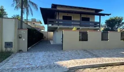 Sobrado 03 quartos no Meia Praia de Navegantes - quadra mar