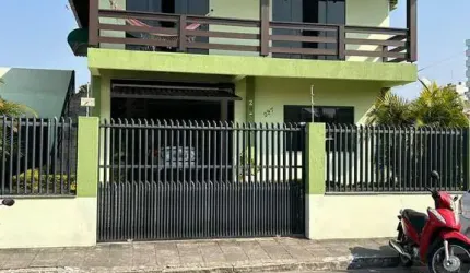 Casa  04 quartos no Centro de Navegantes a 200m do mar