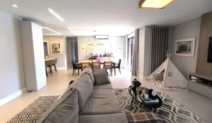 Charmosa Casa à Venda em Itacorubi - Florianópolis