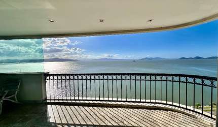 Apartamento luxuoso de 3 suítes na Beira Mar