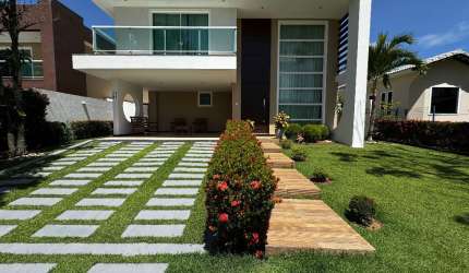 Casa com 5 suítes em Buraquinho