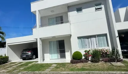 Casa em condomínio em Buraquinho - 4/4 e 3 suítes